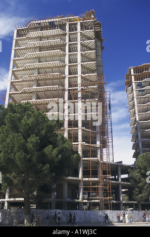 NEUBAU FINDET ÜBERALL IN TIRANA IM BEMÜHEN UM DIE STADT ALBANIENS 4 01 2001 REGENERIEREN Stockfoto