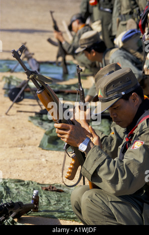 BURMA. GUERILLAS VON SHAN STATE ARMY REINIGUNG UND VORBEREITUNG IHRE WAFFEN VOR DEM MANÖVER 2001 Stockfoto