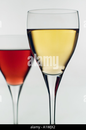 ROTE UND WEIßE WEINGLÄSER Stockfoto