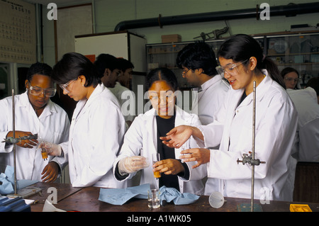 STUDIERENDE, DIE EIN EXPERIMENT IM CHEMIEUNTERRICHT IM LABOR IN SECONDARY SCHOOL Stockfoto