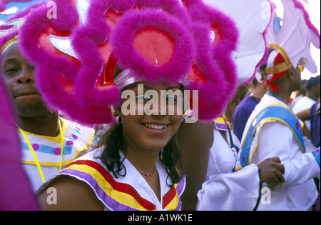 Eine junge Frau IN Kostüm und rosa Fell Kopfschmuck bei NOTTING HILL CARNIVAL LONDON 2000 Stockfoto