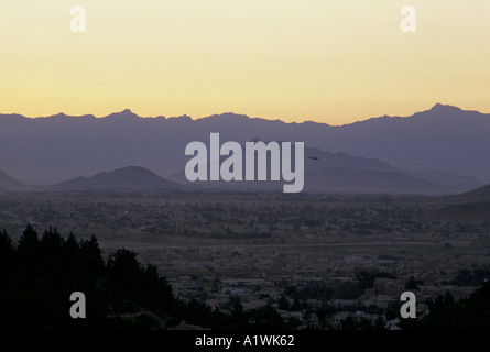 KABUL, AFGHANISTAN. Luftaufnahme der Stadt bei Sonnenuntergang Stockfoto