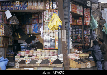 KABUL AFGHANISTAN 1996 Tante-Emma-Laden verkaufen verschiedene waren Stockfoto