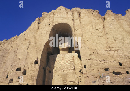 BAMIYAN BUDDHA GROß 1998. Bevor es von den Taliban zerstört wurde, wurde diese Statue in der Klippe mit Blick auf die Stadt geschnitzt. Stockfoto