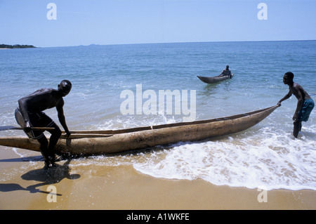 Fischer setzen ihre kleinen DUG-OUT Kanu ins Meer.  LAKKA 1999 Stockfoto