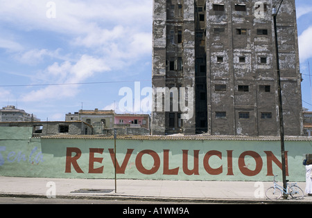 ALTEN HAVANNA KUBA REVOLUTION IN BRAUN AUF EINER GRÜNEN WAND 2001 GESCHRIEBEN Stockfoto