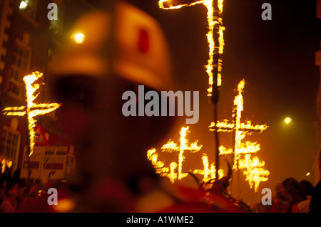 LEWES SUSSEX BONFIRE NIGHT Bonfire Gesellschaft marschieren mit brennenden Kreuze Stockfoto