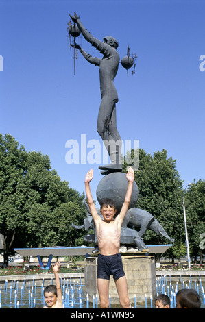 TADSCHIKISTAN 1998. Kind in den Brunnen neben der Statue von Flieger am Flughafen Duschanbe Stockfoto
