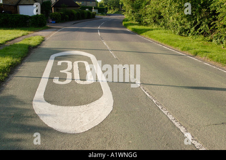 30 km/h Geschwindigkeit anmelden Straße in Stoke Goldington, Buckinghamshire, England, UK Stockfoto