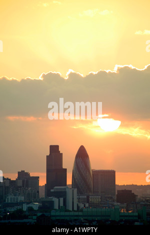 Stadtbild Ansicht der Swiss Re Gebäude (Gurke) und Tower 42 (Nat West Tower) in der City of London bei Sonnenuntergang. Stockfoto