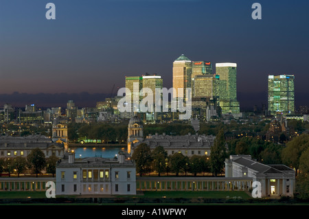 Canary Wharf vom Greenwich Park mit Old Royal Naval College und Queens House im Vordergrund bei Sonnenuntergang, Dämmerung, abends. Stockfoto