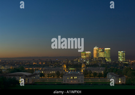 Canary Wharf vom Greenwich Park mit Old Royal Naval College und Queens House im Vordergrund bei Sonnenuntergang, Dämmerung, abends. Stockfoto