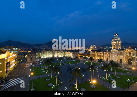 Ein Blick auf den Hauptplatz in der Altstadt von Lima mit dem Kathedrale rechts und presidential Palace-Center. Stockfoto