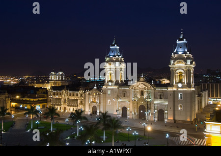 Ein Blick auf die Kathedrale in der Plaza de Armas (Hauptplatz) von der Altstadt von Lima. Stockfoto