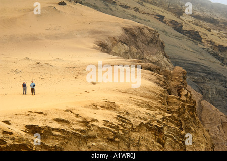 2 Touristen Fuß entlang der Küste zeigt die raue natürliche Schönheit in die nationale Reserve von Paracas, Peru. Stockfoto