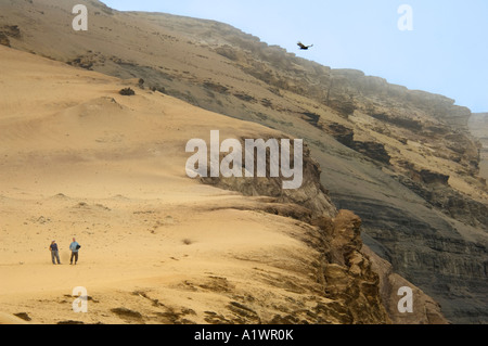 2 Touristen Fuß entlang der Küste zeigt die raue natürliche Schönheit in die nationale Reserve von Paracas, Peru. Stockfoto