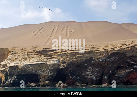 Auf dem Weg nach draußen zu den Ballestas-Inseln in das Nationalreservat Paracas ist der "Kandelaber", eine Inka-Zeichnung geätzt in den Sand. Stockfoto