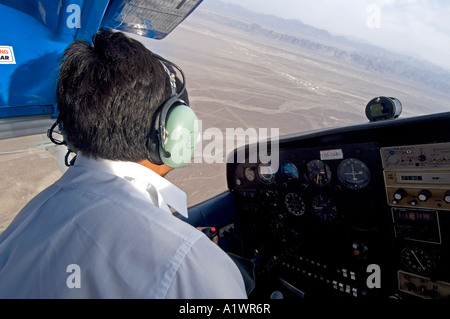 Ein Blick in das Cockpit von Leichtflugzeugen wie es fliegt über die Nazca-Linien in Peru. Stockfoto