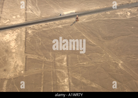 Die Nazca-Linien zeigen die "The Tree" und "Die Hände" in der Nähe von der Mitte des Bildes mit der Pan-American Highway nur vor. Stockfoto