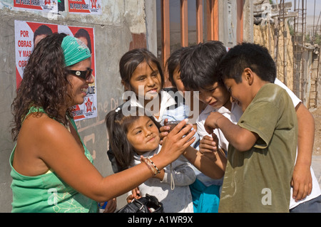 Auf dem Weg nach Arequipa in einem kleinen Dorf hält ein Tourist um einige Kinder die Bilder zeigen, die sie nur von ihnen getroffen hat. Stockfoto