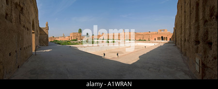 2 Bild Stich Panoramablick auf den Swimmingpool im Innenhof des Palais el Badi - The Badia Palace in Marrakesch. Stockfoto