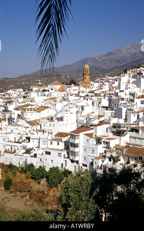 Ein allgemeiner Überblick über Competa eines Pueblos Blancos weiße Dörfer in hügeligen Andalusien Spanien Europa EU Stockfoto