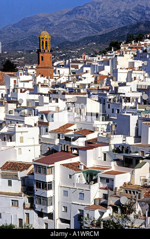 Ein allgemeiner Überblick über Competa eines Pueblos Blancos weiße Dörfer in hügeligen Andalusien Spanien Europa EU Stockfoto