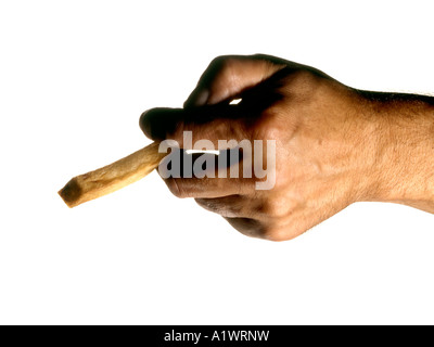 DES MANNES HAND, DIE EINEN CHIP WIE EINE ZIGARETTE Stockfoto