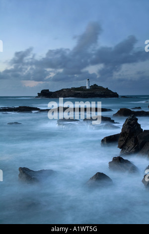 Blick auf Godrevy Island und Leuchtturm von der Küste bei Gwithian Cornwall Abend Stockfoto