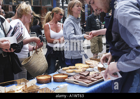 Kuchen-Stall im Broadway Market Hackney Stockfoto