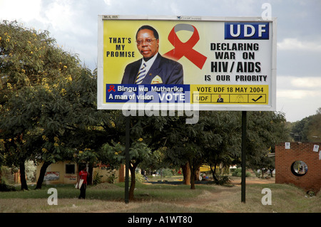 Plakat für Malawi Wahl 20. Mai 2004 mit erfolgreichen Präsidentschaftskandidat und Aids Nachricht Stockfoto