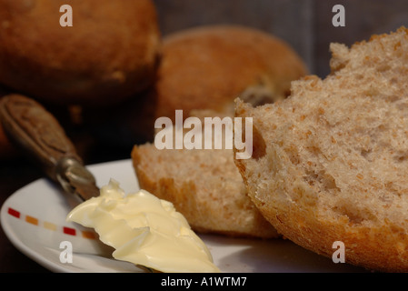 A frisch gebackene Vollkorn Brötchen und butter Stockfoto