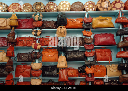 Shop mit Taschen auf einem Basar in Medina von Tunis, Hauptstadt von Tunesien Stockfoto