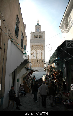 Zitouna Moschee Minarett gesehen vom Basar in Medina von Tunis, Hauptstadt von Tunesien Stockfoto