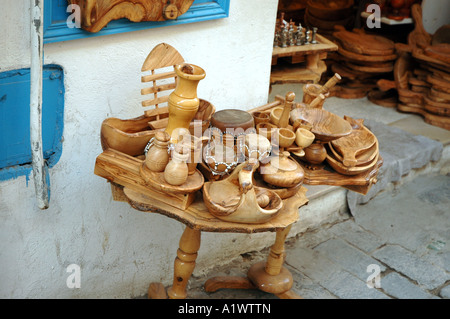 Hölzerne Souvenirs stehen auf einem Basar in Medina von Tunis, Hauptstadt von Tunesien Stockfoto