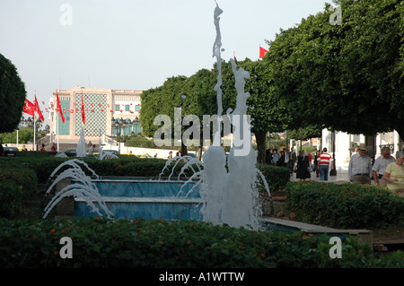 Brunnen in Tunis, Hauptstadt von Tunesien. Neues Rathaus am Tha Hintergrund. Stockfoto