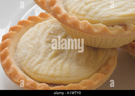 Nahaufnahme von einem Teller Mince Pies auf einem weißen Teller Stockfoto