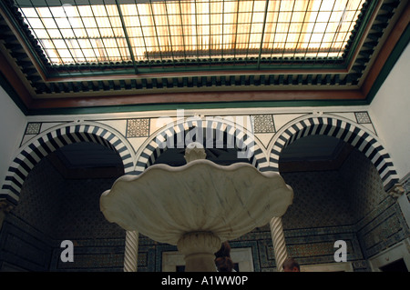 Islamische Brunnen im Innenhof der Bardo-Museum in Tunis, Hauptstadt von Tunesien Stockfoto