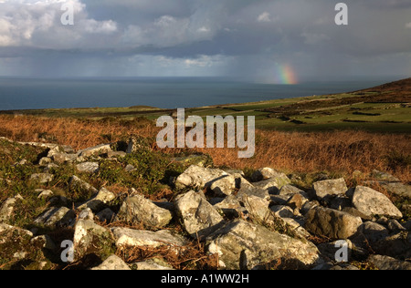 Blick vom Chun Castle West Penwith Cornwall Blick auf das Meer, wo ein Regenbogen gebildet hat Stockfoto