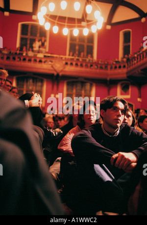 STUDENTEN AN DER UNIVERSITÄT OXFORD HÖREN DISKUTIEREN GESELLSCHAFT WINTER 1993 Stockfoto