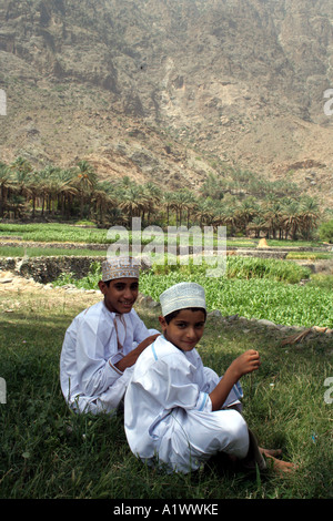 Jungen ausruhen im Schatten, Bilad Sayt Dorf Wadi Bani Hajar-Gebirge Oman Stockfoto