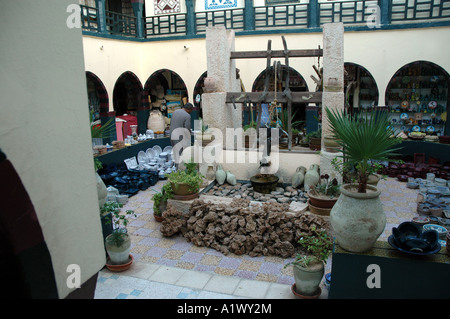 Dekorative Brunnen in Mini-Souk in Houmt Souq Stadt auf der Insel Djerba in Tunesien Stockfoto
