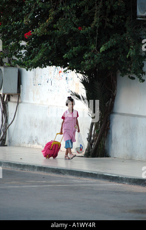 Tunesische Mädchen in ihrem Weg zur Schule, Houmt Souq auf Insel Djerba in Tunesien Stockfoto