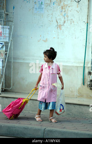 Tunesische Mädchen in ihrem Weg zur Schule, Houmt Souq auf Insel Djerba in Tunesien Stockfoto