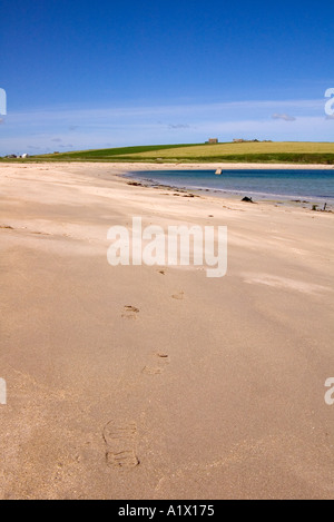 dh 4rd Churchill Barrier CHURCHILL Barrieren ORKNEY isoliert Sandstrand Haus Äckern warmen sonnigen Tag Stockfoto