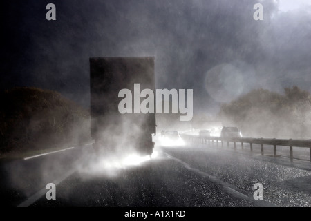 schwere Spray von Sonnenschein aus LKW auf Autobahn M4 gefangen Stockfoto
