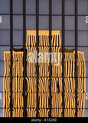 Gebäude-Spiegelbild im Fenster Stockfoto