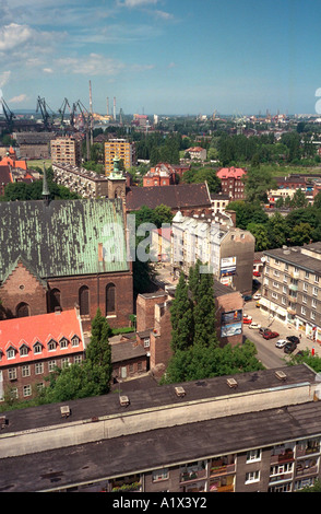 Blick in den Himmel mit Schiffbau Arme in der Ferne. Danzig Polen Stockfoto