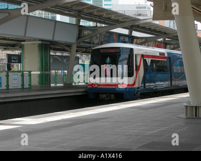 Vordere Wagen eines BTS Bahnhof stehend an Nana Station, Bangkok, Thailand Stockfoto