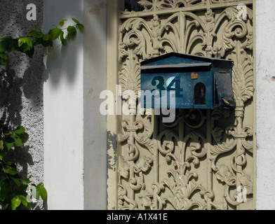 Briefkasten montiert auf solide Tor vor privaten Haus in Bangkok, Thailand Stockfoto